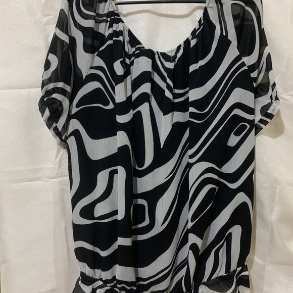 3/$28❤️black and white lined woman, size XL blouse - Picture 6 of 6